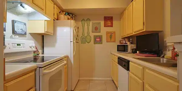 Image 3: Kitchen 1
