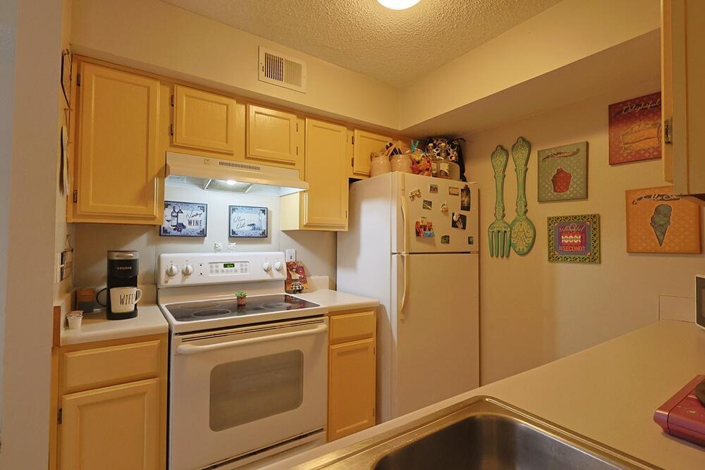 Image 4: Kitchen 2
