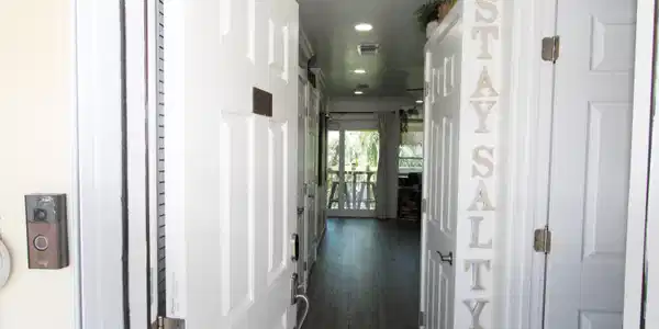 Image 4: Entry door closed