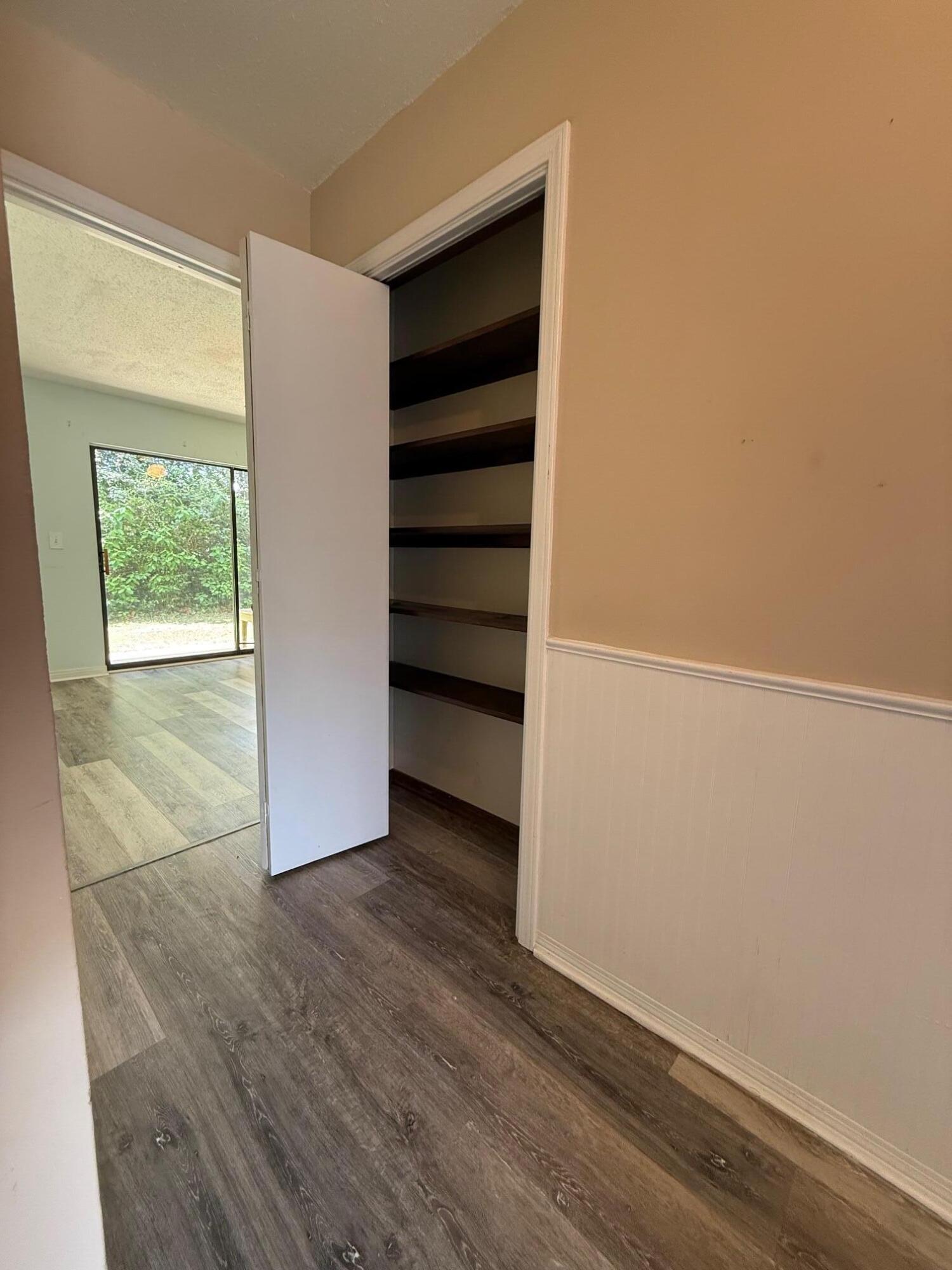 Image 3: Hallway-Closet