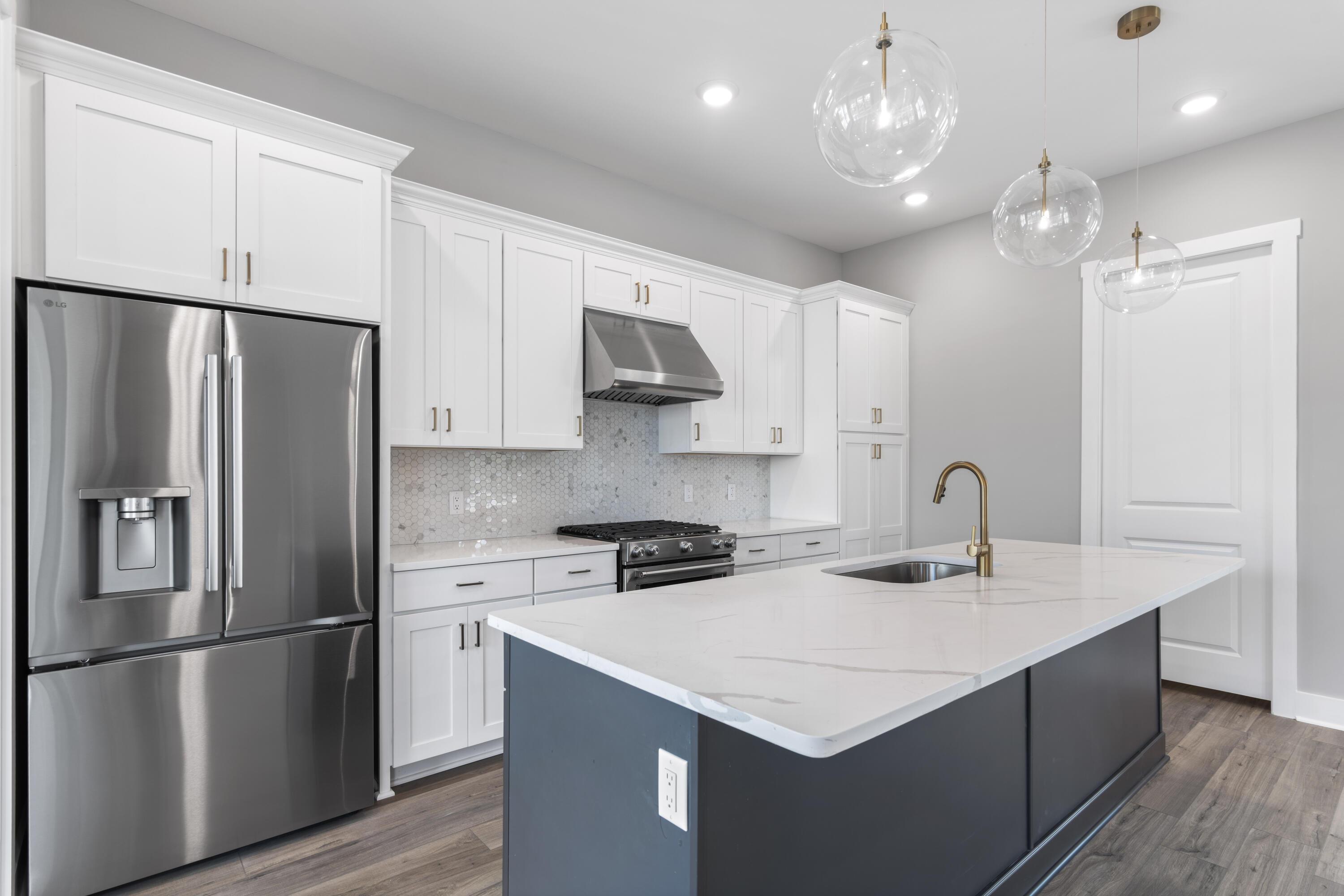 Image 3: Kitchen with Large Island
