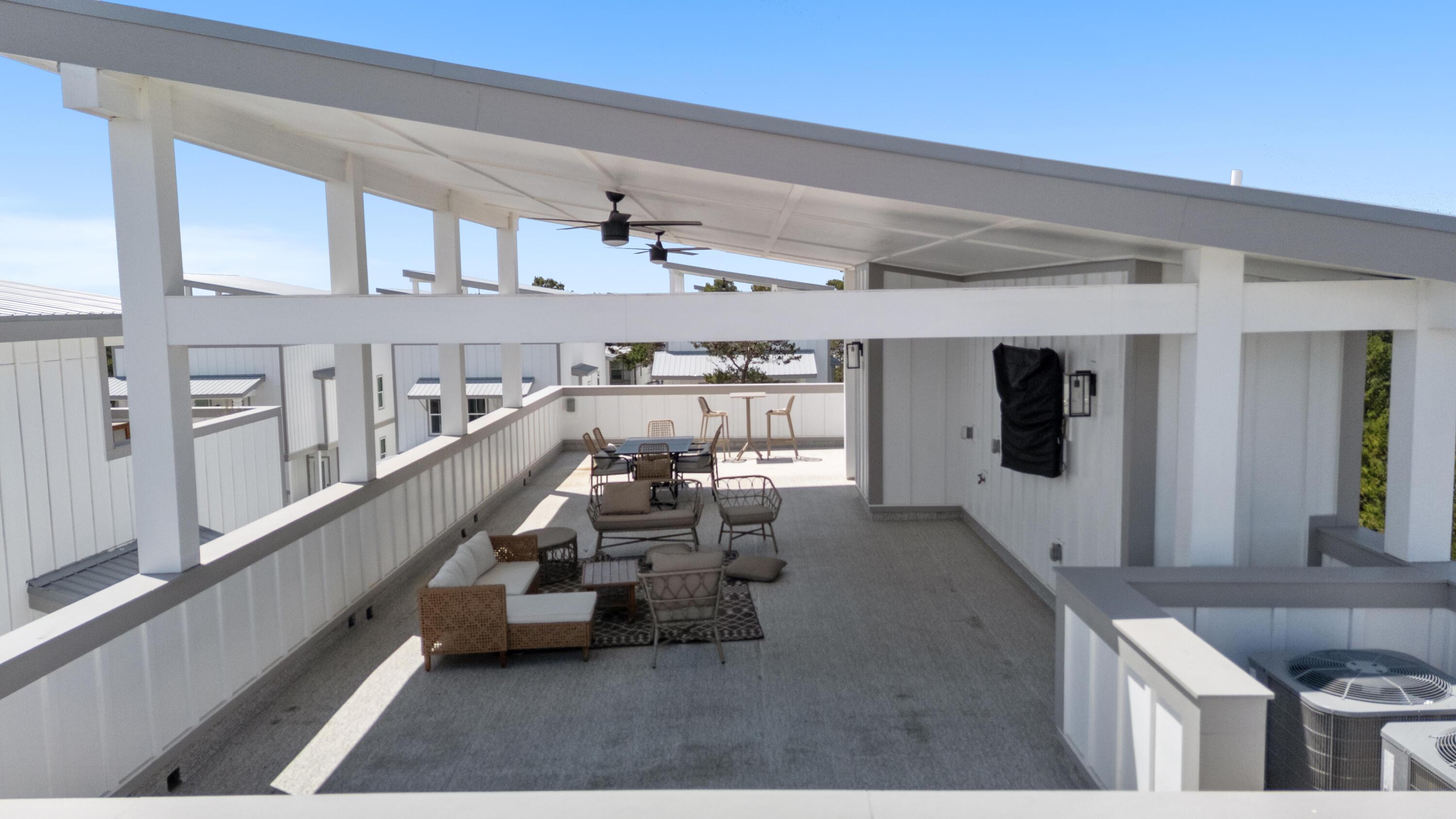Image 3: Full-Length Roof Deck