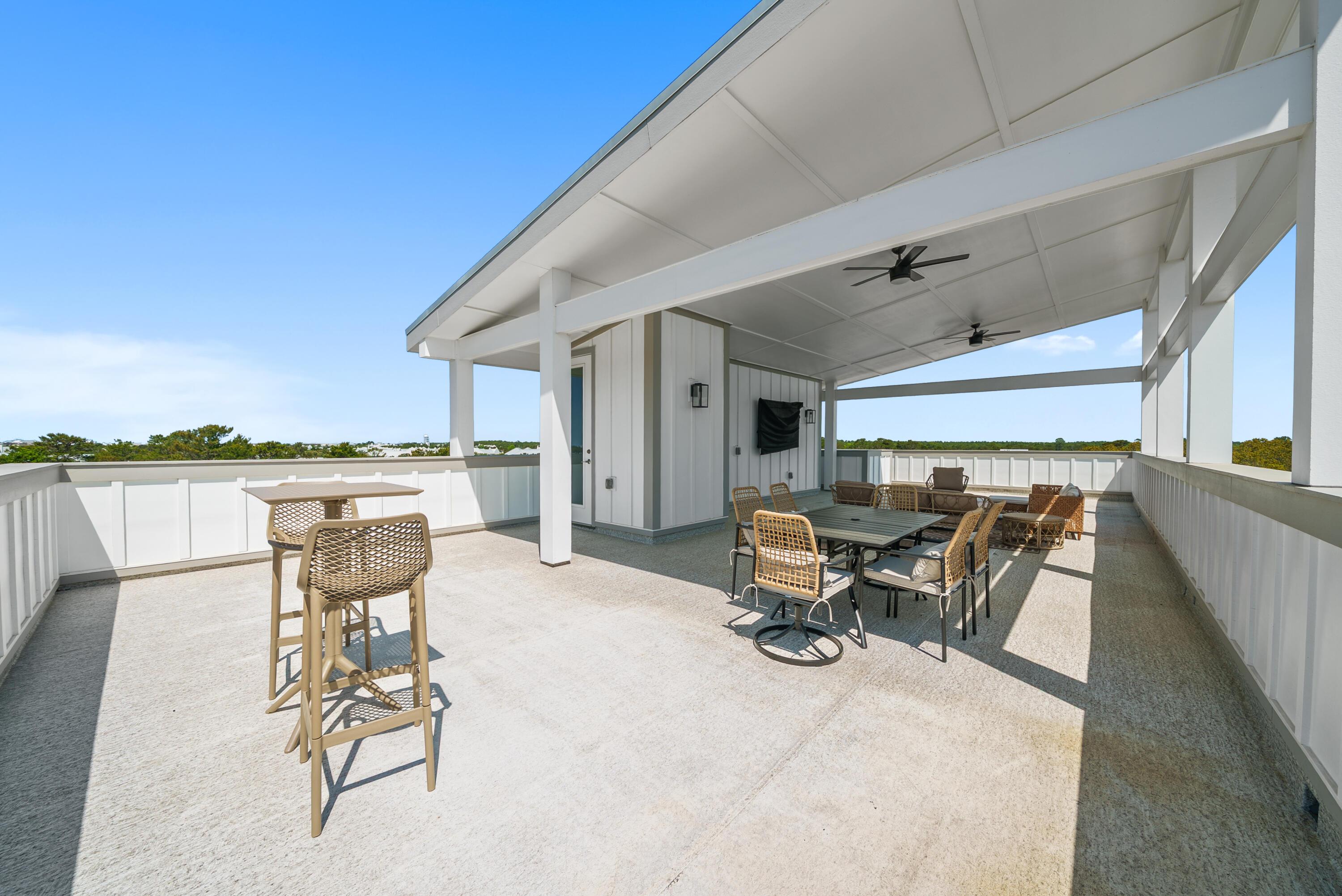 Image 4: Full-Length Roof Deck