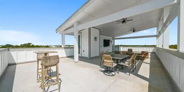 Image 4: Full-Length Roof Deck
