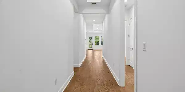 Image 4: Foyer