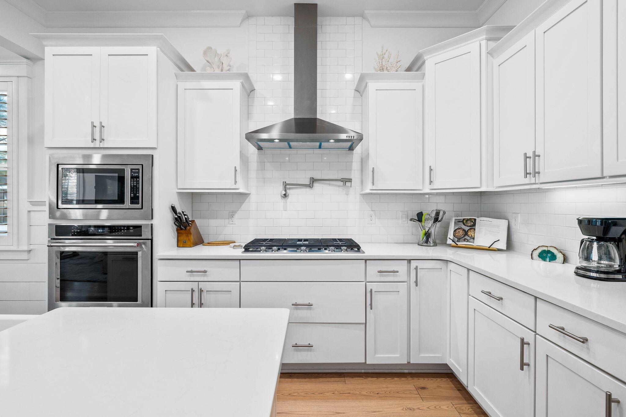 Image 3: Gas Range and Appliances