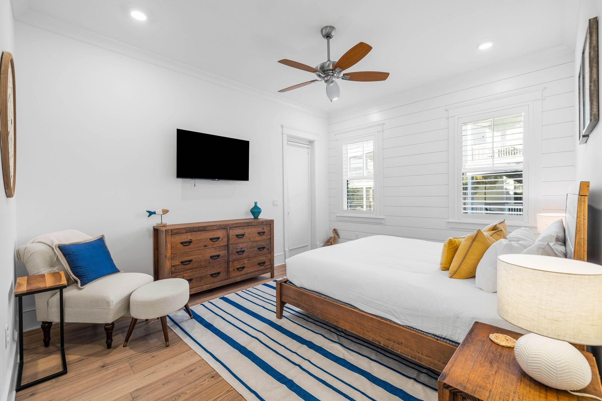 Image 4: Main Level Master Bedroom