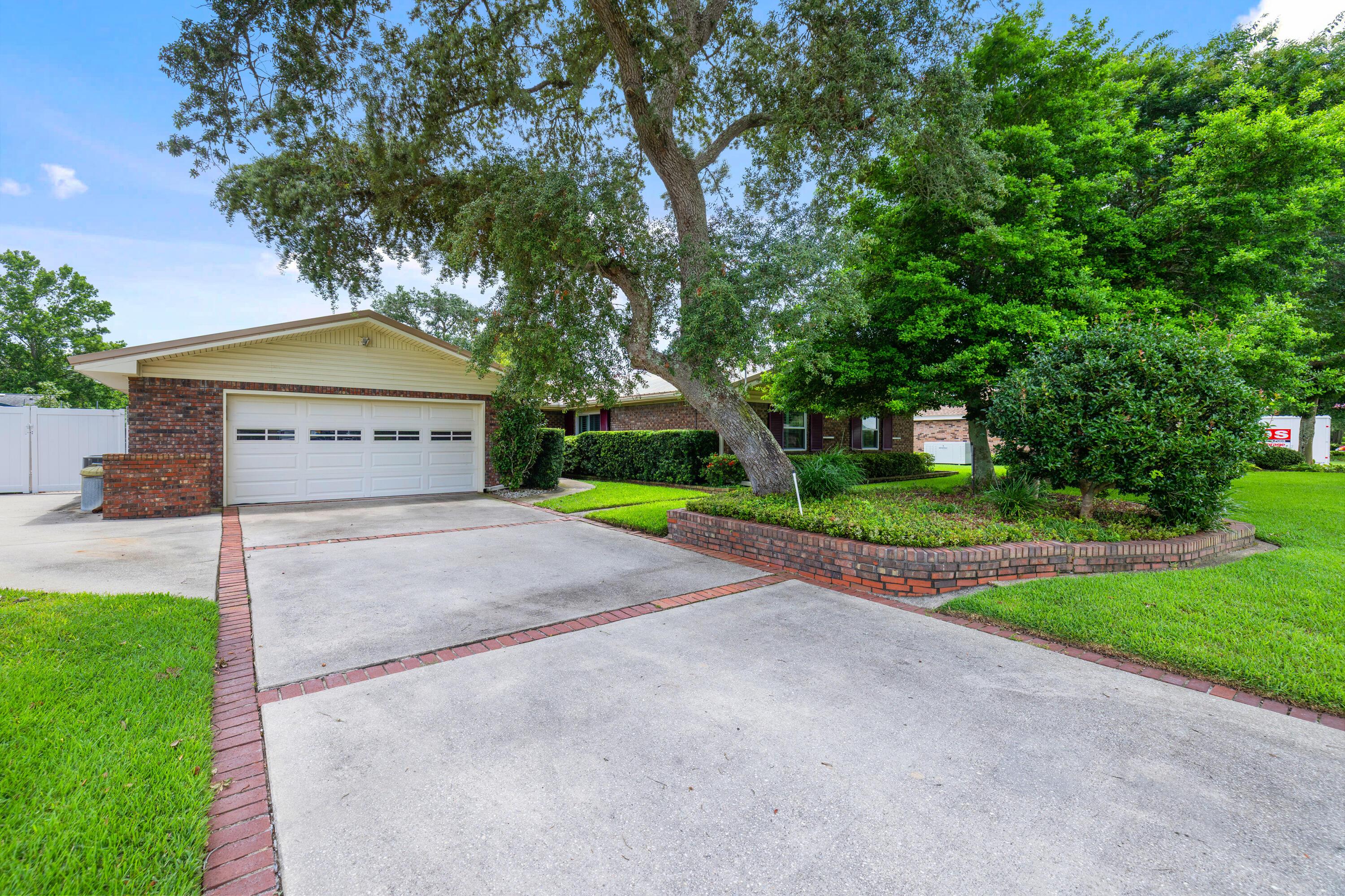 Image 2: 21PebbleBeachDr-Shalimar-FL-002