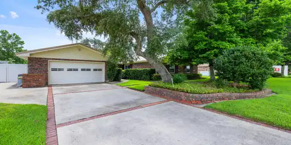 Image 2: 21PebbleBeachDr-Shalimar-FL-002