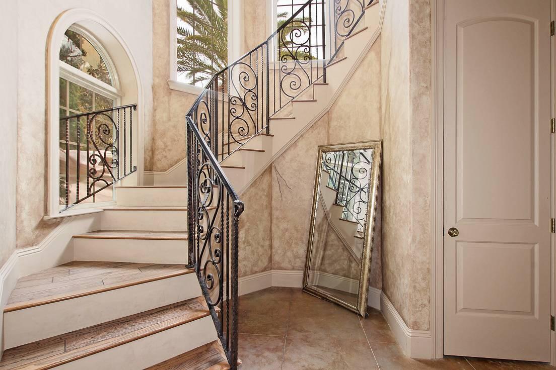 Image 3: 48 Rue St Tropez Foyer and First Floor E
