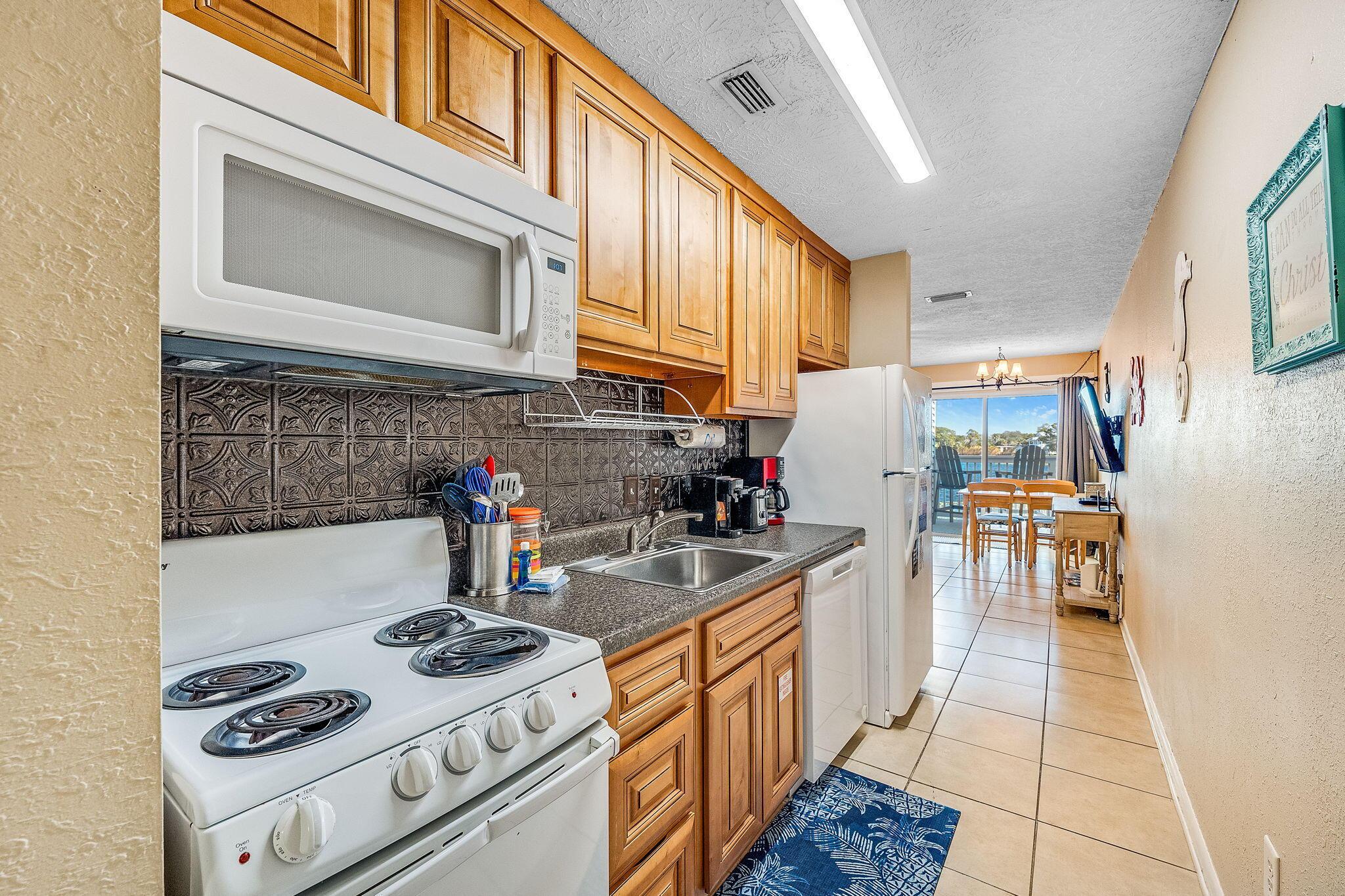 Image 4: Kitchen