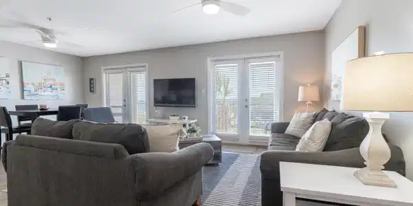Image 4: Living Area