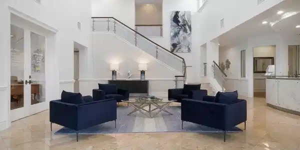 Image 3: 2 lobby