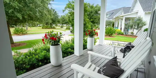 Image 4: Exterior - Front Porch