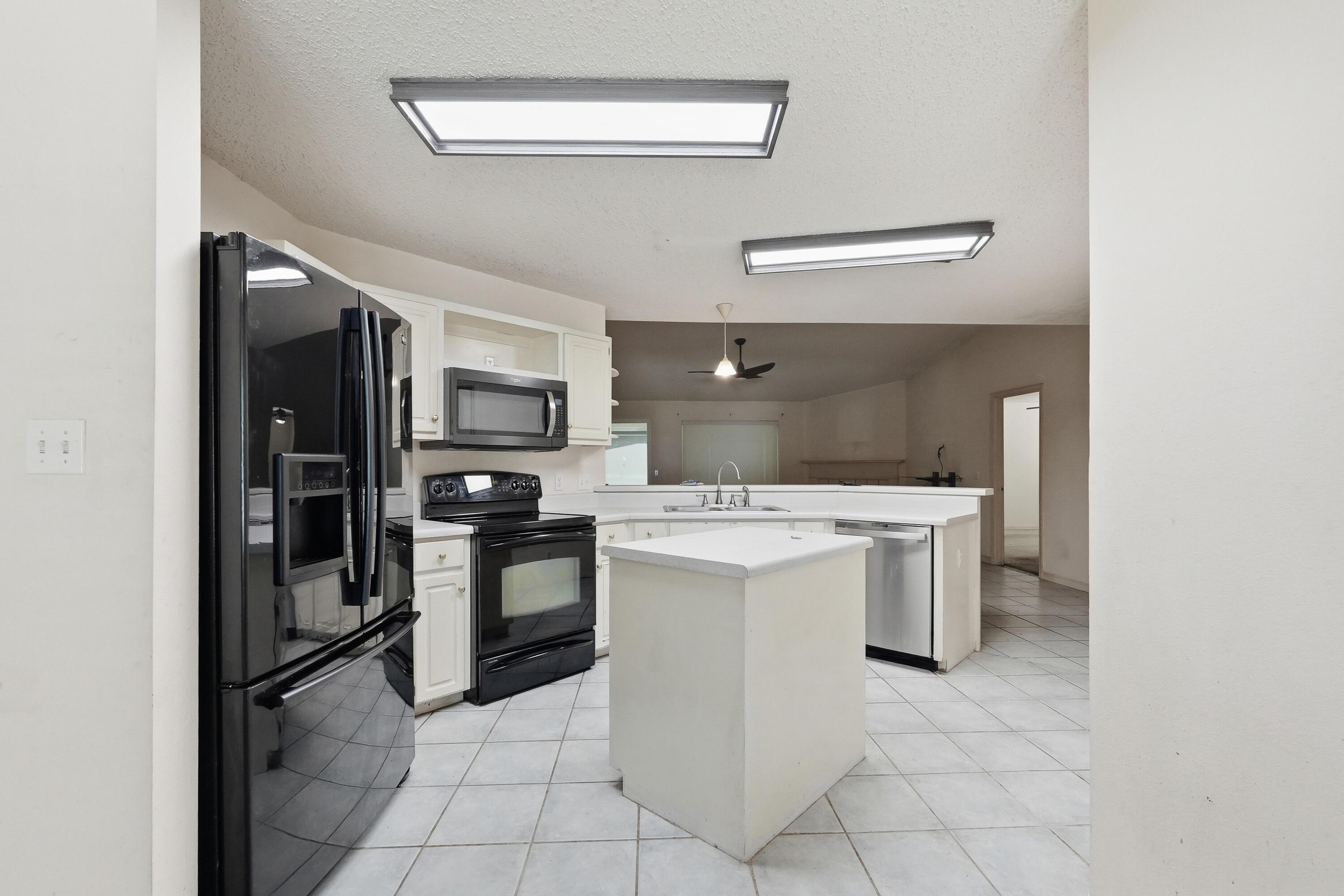 Image 2: Kitchen with Island