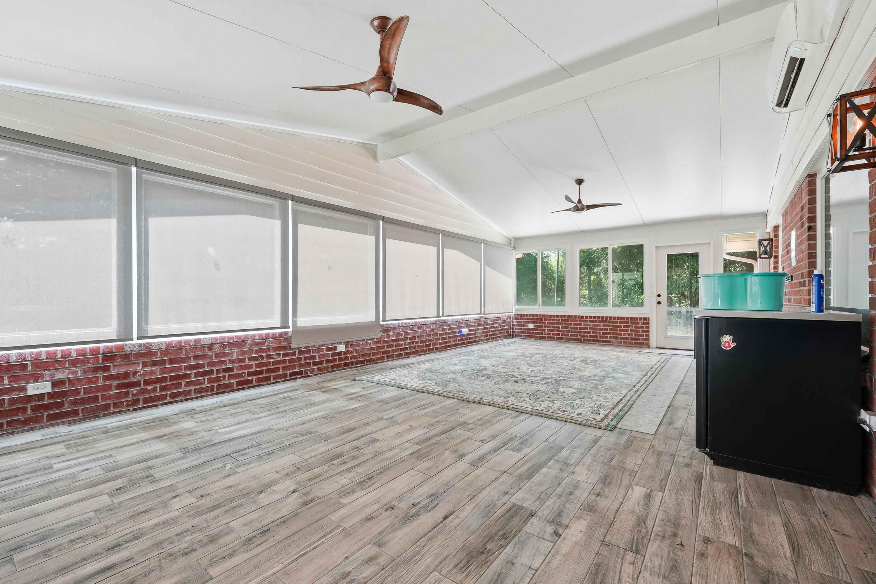Image 3: Large screened Lanai