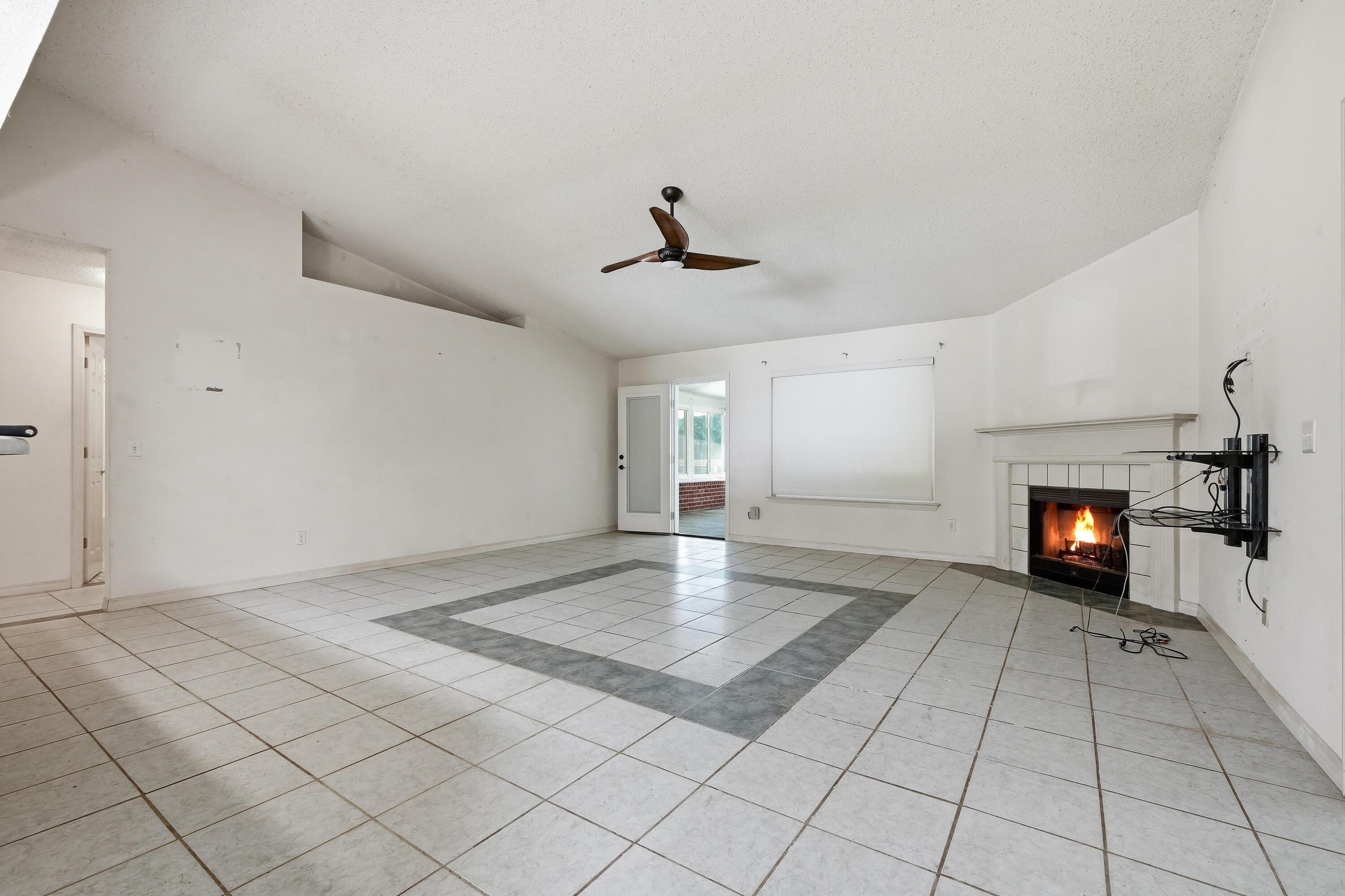 Image 4: Living Room