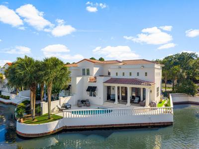 8062 Fountains Lane