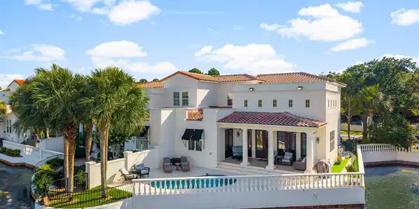 8062 Fountains Lane