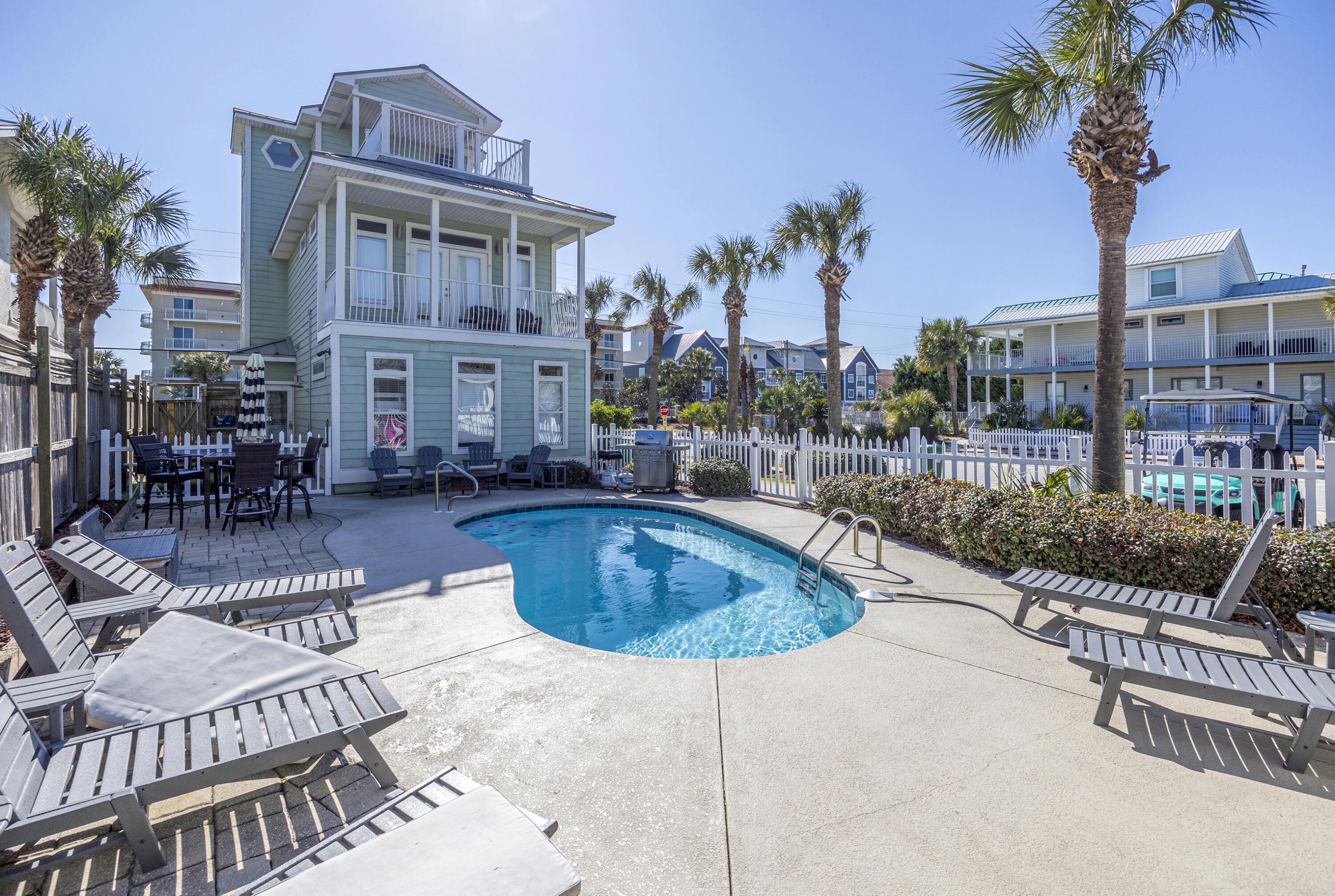 Image 2: Back Exterior & Pool