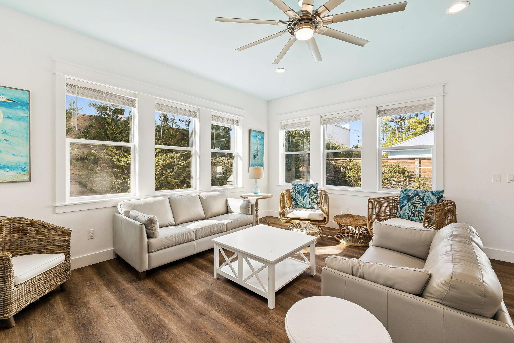 Image 3: Living Room