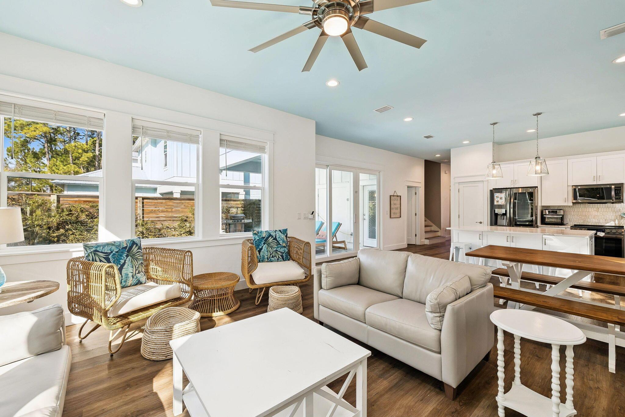 Image 4: Living Room