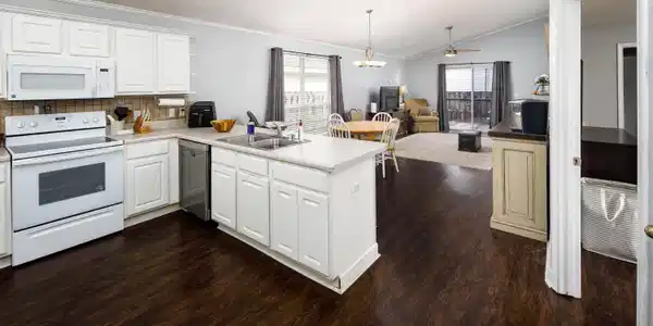 Image 3: Open kitchen - great for entertaining