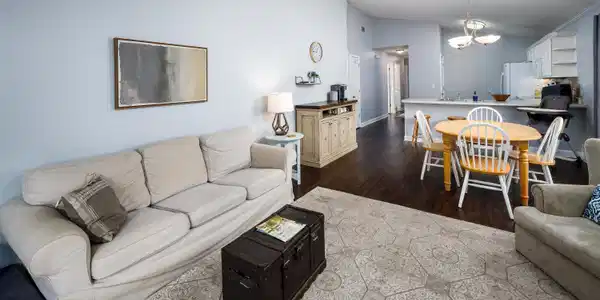 Image 4: Generous living space!