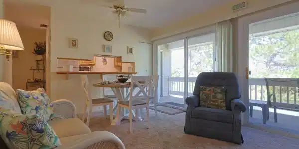 Image 2: Living Room (2)