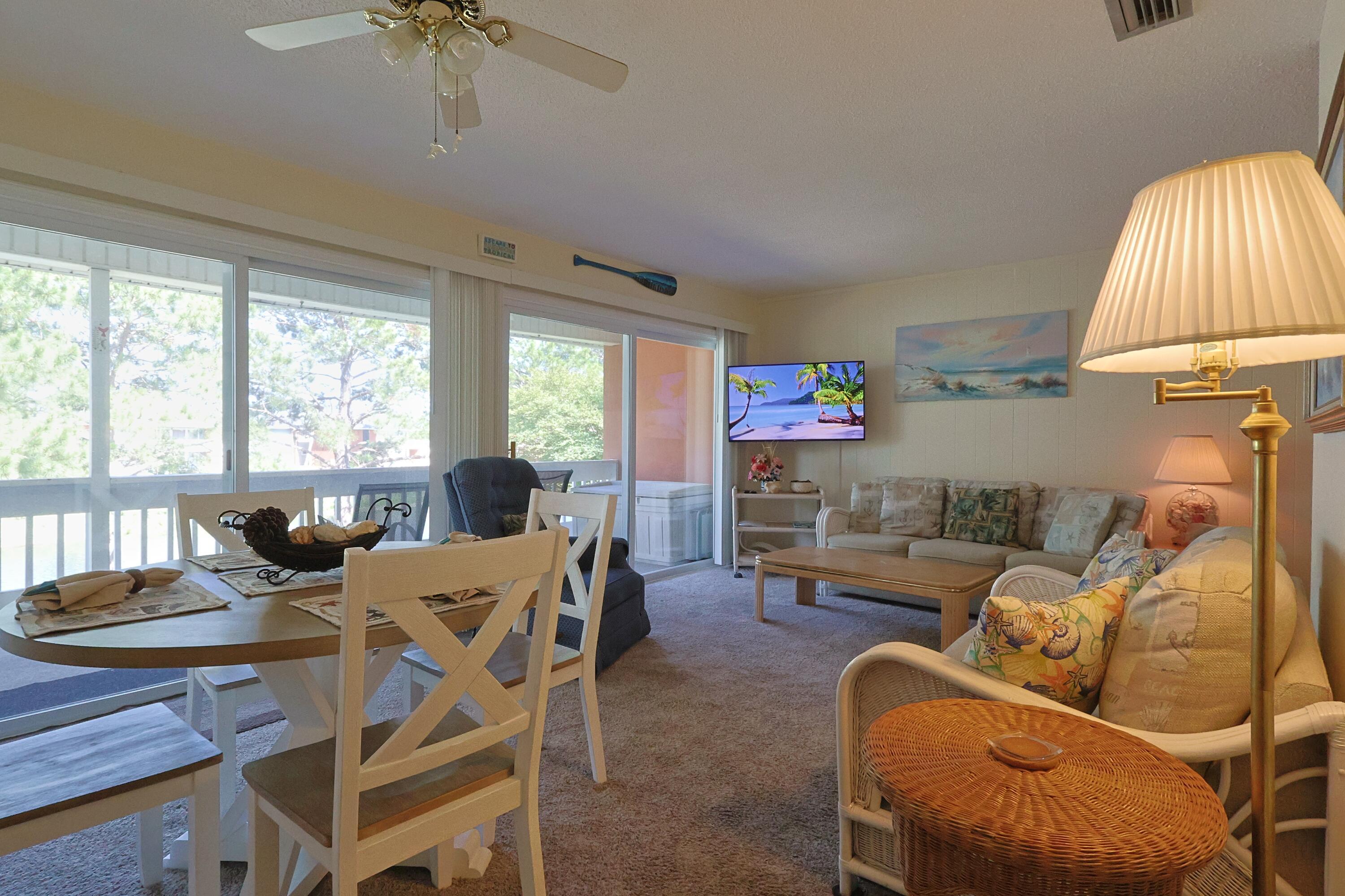 Image 4: Living Room (4)