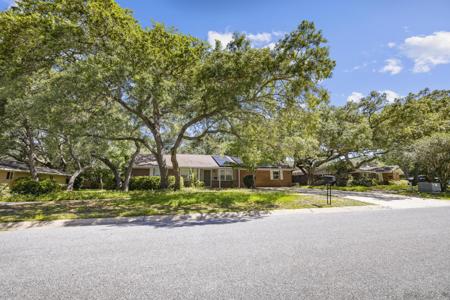 13 NW Higdon Court