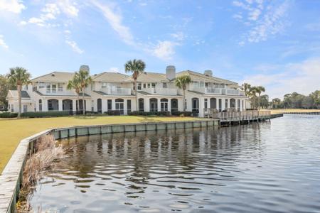 858 W Grand Harbour