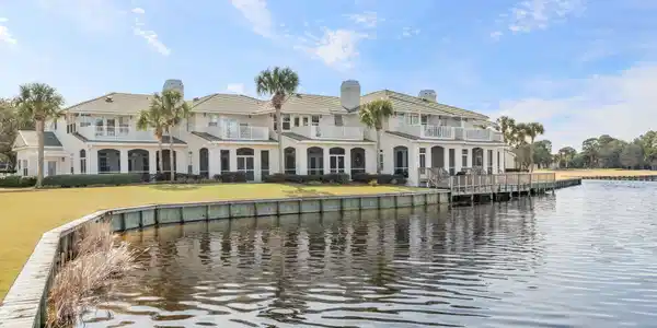 858 W Grand Harbour