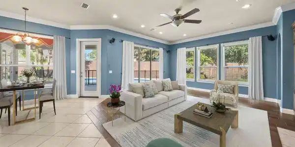 Image 4: Living Room