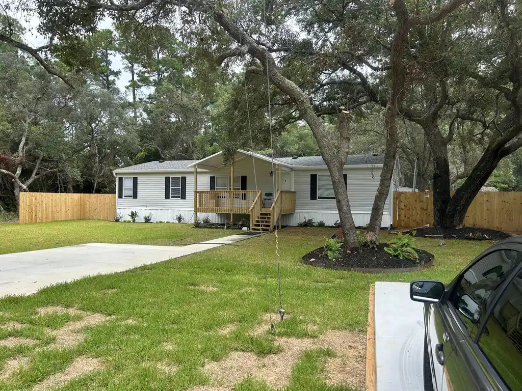 Image 1: 5658 Charter Circle