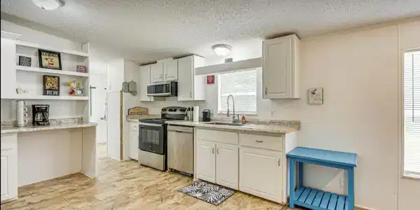 Image 4: Kitchen