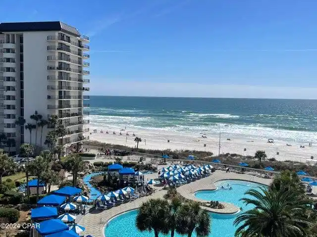 Image 1: Tower 3 at Lagoon Pool