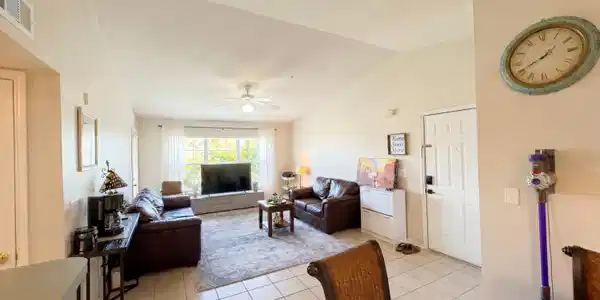 Image 4: Dining room