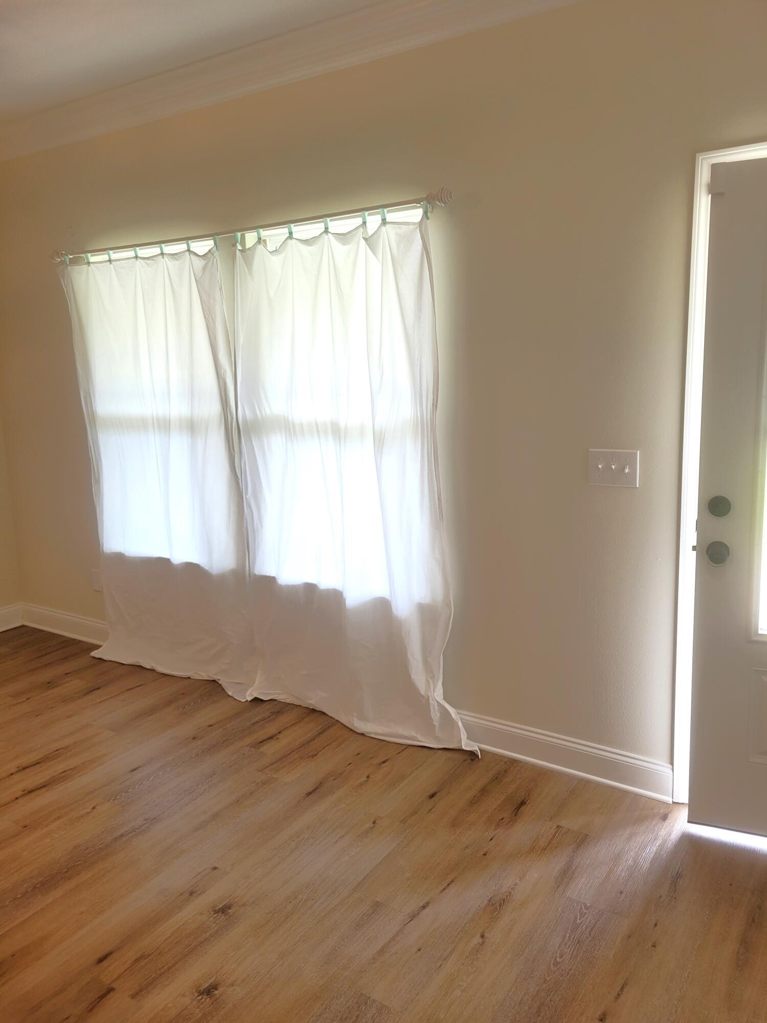 Image 3: 03 - Dining