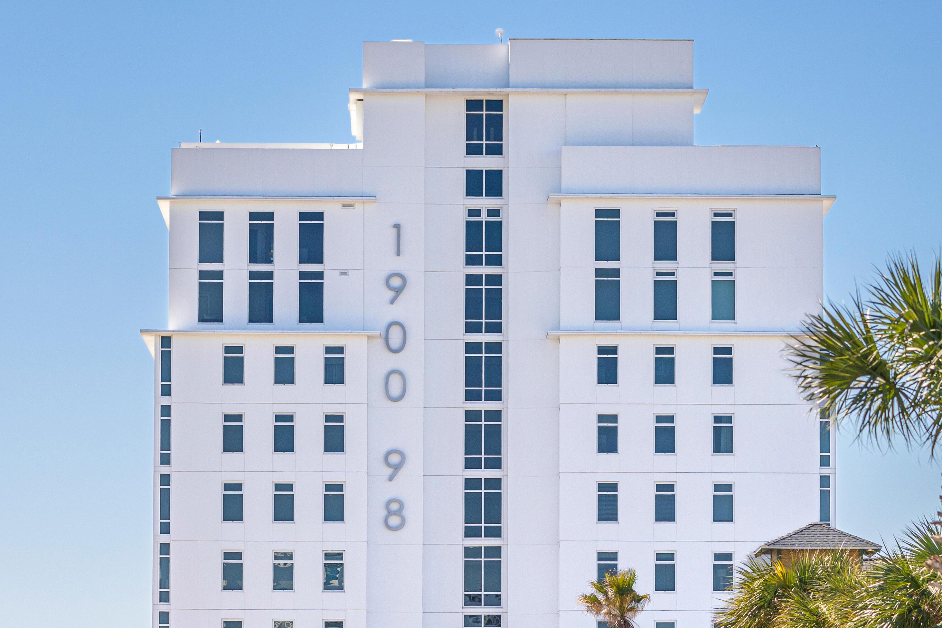 Image 3: 1900 98 is Coastal Luxury