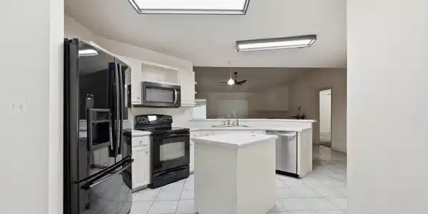 Image 2: Kitchen with Island