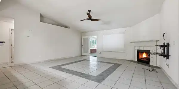 Image 4: Living Room