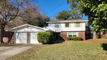 305 NW Holmes Boulevard