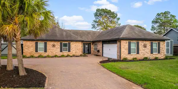 11 Hampton Circle