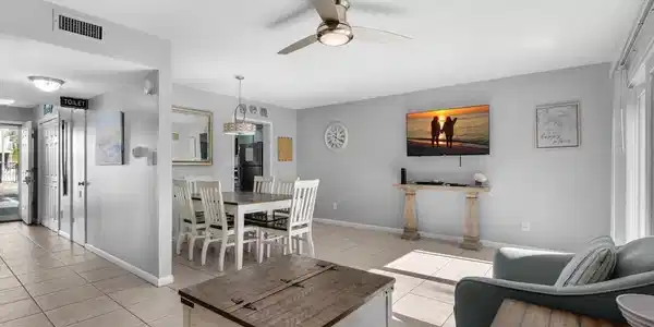 Image 3: Spacious area to relax