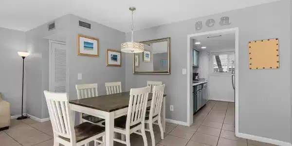 Image 4: Dining Area