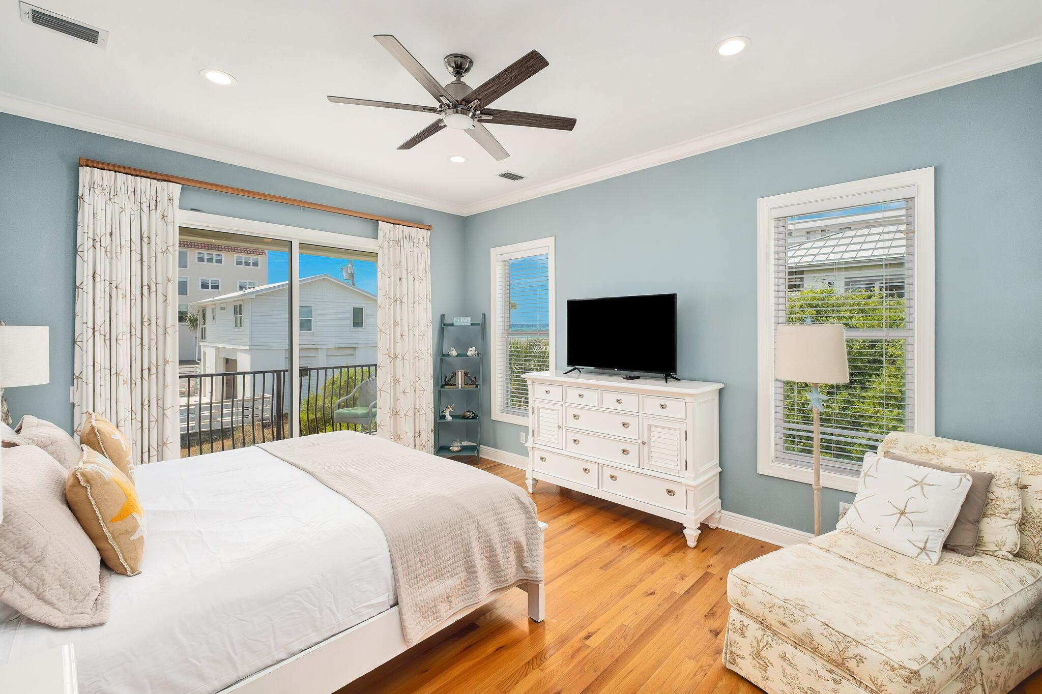 Image 4: Image #4 | Bedroom with balcony access