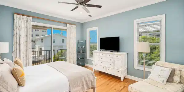 Image 4: Image #4 | Bedroom with balcony access