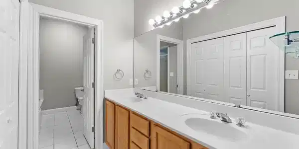 Image 4: Master En Suite Downstairs