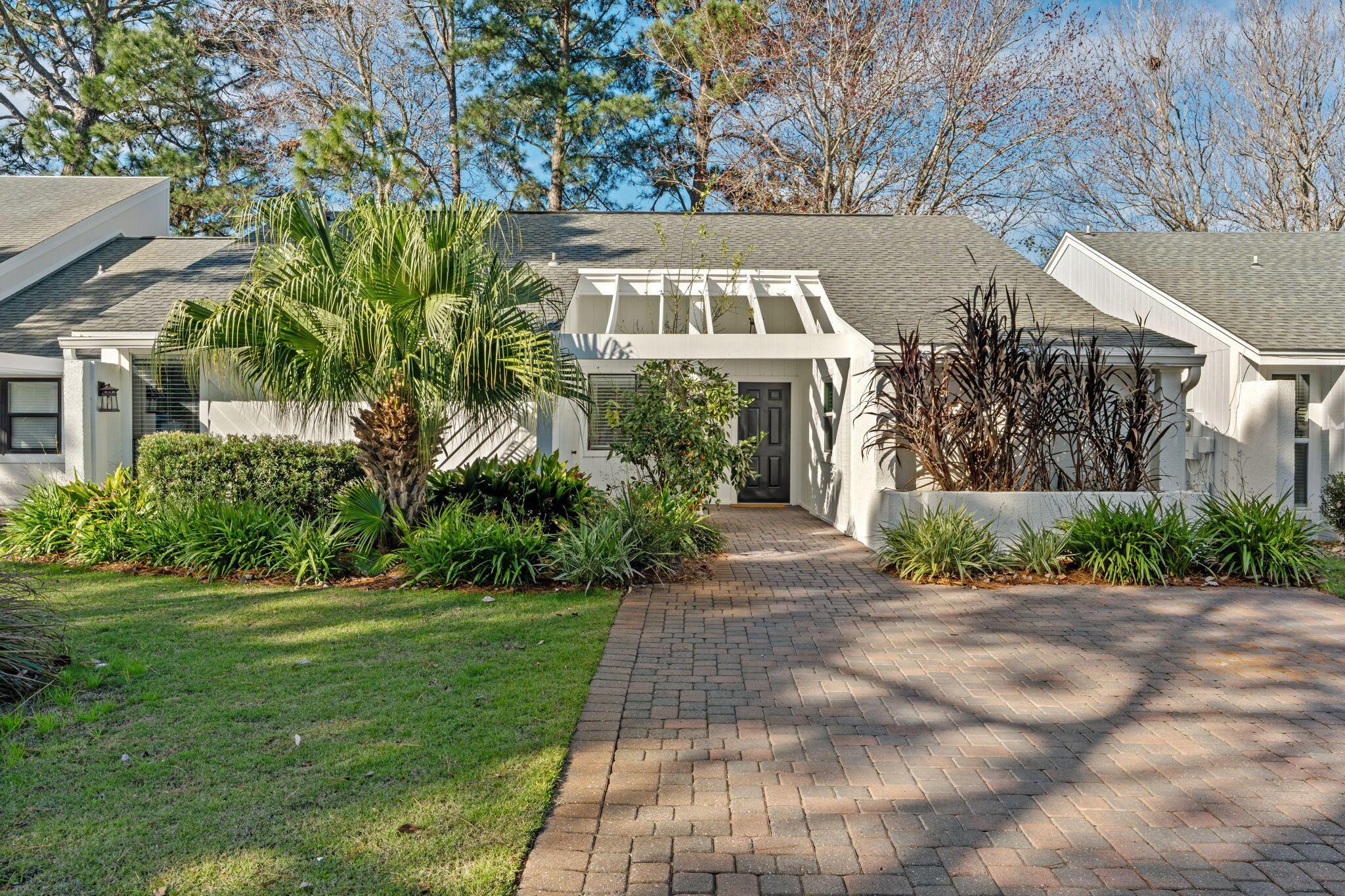 Image 2: ONE level with Fairway and bay views!